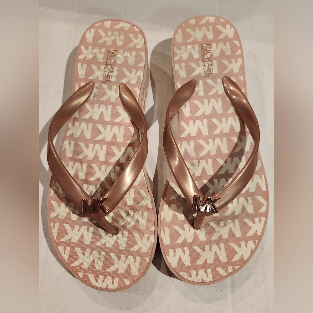 Michael Kors Jet Set Womens Signature Flip Flops Thongs Size 6 Pink/Gold Sandal